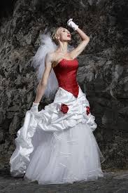 In unserem shop finden sie die schönsten roten brautkleider online. Extravagante Brautmode Schwarze Brautkleider Schwarz Weisse Und Ausgefallene Brautmode Extravagan Brautmode Verfuherische Brautkleider Rote Hochzeitskleider