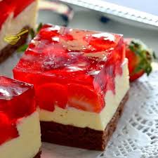 Mięciutki biszkopt z delikatnym kremem jogurtowym i truskawkami to propozycja na lekki letni deser. Przepis Na Ciasto Biszkopt Z Kremem Karpatkowym I Owocami Cookie Recipes Baking Sweets Food