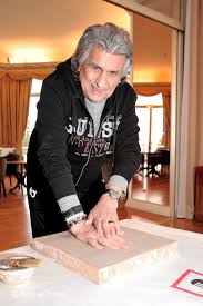 Presented at festival di sanremo. Sanremo Toto Cutugno Dona Al Museo Del Festival Il Calco Della Sua Mano Ed Alcuni Cimeli Riviera24