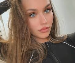 Laura Muller's Instagram, Twitter & Facebook