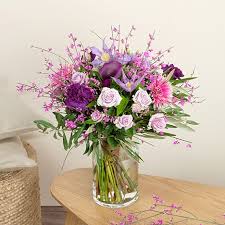 Livrer un bouquet de fleurs en scooter en criant bonne fête mamie ! vous semble. Livraison Fleurs Fete Des Grand Meres 2021