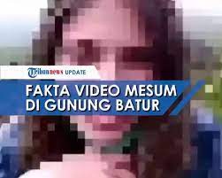 Edit video syur yang diperagakan model rusia ini menjadi viral di media sosial dan membuat keonaran. Tribunnews Com Fakta Video Mesum Di Gunung Batur Bali Direkam 1 Tahun Lalu Hingga Diunggah Di Website Film Dewasa Facebook