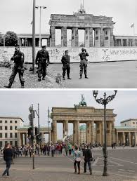 Am Wahrzeichen Der Stadt Westdeutsche Grenzpolizisten Am 17 06 1987 Vor Der Mauer Am Brandenburger Tor In Berlin Heute Ein T Berlin Photos Berlin Berlin Wall