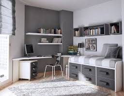 Mobilyaları beyaz ve kahverengi olarak seçilen odaya duvar kağıdıyla renkli bir hava katılmış. Gri Duvar Rengi Calisma Odasi Dekorasyonu Gri Duvar Rengi Teenage Boy Room Boys Bedrooms Boy Bedroom Design