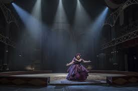 Er tut sich daher mit dem seriösen theatermacher phillip carlyle zusammen und als er bei einer königlichen audienz der schwedischen opernsängerin jenny. The Greatest Showman Selbstausdruck Heisst Leben