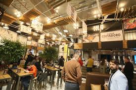 Uneori, în lipsa acesteia, eşti obligat să te aşezi la o masă deja ocupată. Primul Restaurant Black Wolf Din Romania La Oradea Paste Artizanale