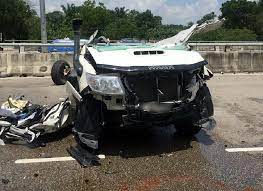 Bagaimanapun, menerusi sinar harian, tunku laksamana johor, tunku abdul jalil sultan ibrahim dilaporkan mangkat sekitar jam 7.00 malam tadi. Toyota Hilux Slams Into Mersing Bus Stop Killing Two