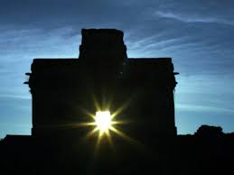 La palabra solsticio proviene del latín solstitium, que significa 'sol detenido'. 93 2lefhbhpt1m