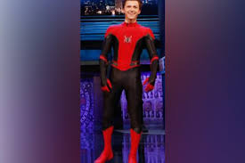 At the end of infinity war, peter parker was gifted a new suit from iron man, which kept well in with the story of the comics. Here S Tom Holland S First Look In New Spider Man Suit
