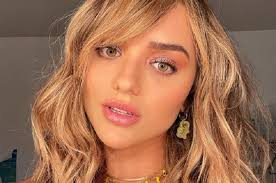 Rafaella freitas ferreira de castro matthaus (campina verde, 2 de abril de 1993), mais conhecida pelo seu nome artístico rafa kalimann, é uma influenciadora digital, empresária, modelo, atriz, apresentadora, youtuber e missionária brasileira. Rafa Kalimann Mostra Novo Visual Do Nada Loira E De Franja Patricia Kogut O Globo