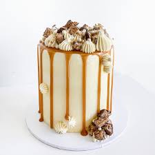 Snickers Cake In 2020 City Cake Snickers Cake Cake