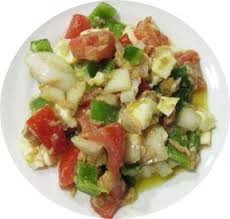 La cocina española se carateriza por ser rica, variada. Pipirrana Andaluza Plato Tipico Andaluz Recetas De Cocina Recetas Veganas Cocina Andaluza