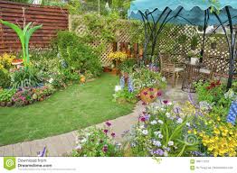 Ver más ideas sobre patios cordobeses, patios, patios de cordoba. Jardin De Flores Del Patio Trasero Foto De Archivo Imagen De Casero Edificio 109711210