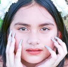 Evelyn Baluyot's Instagram, Twitter & Facebook