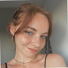 Elisa Pollard's Instagram, Twitter & Facebook