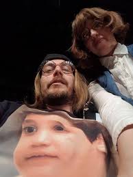 מייקל כל כך היה רוצה לעשות סלפי. כל פעם שדובי או רבקה היו ורצים שיצלם אותם,  היה מסתובב למצלמה ומנסה לצלם אותם יחד ורבקה הייתה צועקת לו- "לא איתך מייקל!  לא איתך!