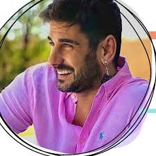 Esa sonrisa que tanto nos enamora 😍 así de felices estamos sabiendo que ya  solo quedan 3 meses y 2 días para escuchar #LikesYCicatrices completo 😍  #Melendi #LaBocaJunta #Milindri #Handsome #Guapo #ElJefe #
