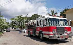 Cuatro dotaciones de bomberos trabajaron para extinguir el fuego en un predio privado detrás del barrio las. 4watwk6iwxwcem