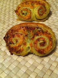 Feuilletes Faciles Pour L Apero Une Pate Feuilletee Ronde Du Pesto Du Fromage Rape Et Le Tour Est Joue Recettes De Cuisine Recette Entree Cuisine