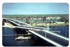 صورة التقطت من منطقة النجيبية باتجاه شط العرب يظهر فيها جسر خالد وجزيرة السندباد عام 1978 وتظهر الفتحة الملاحية للجسر اثناء العمل ح Iraq Babylon Marshland