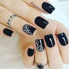 A continuación, te dejamos una lista de formas y tamaños de diseños de uñas, desde las más conocidas hasta la que seguro ni te imaginabas que existía Pin En Decoracion De Unas Negras