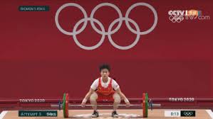 In this chinese name, the family name is hou. Ova D55479bsum