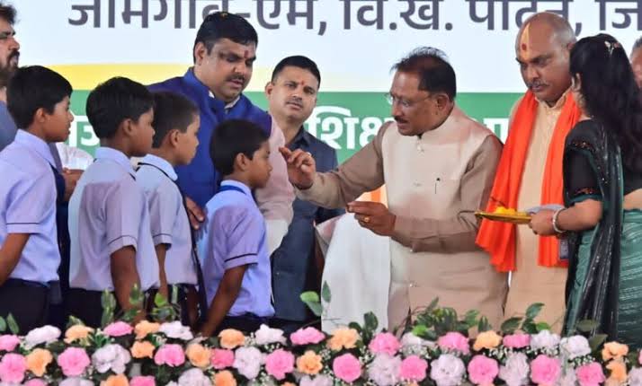 Chhattisgarh School Praveshotsav 2026: गुणवत्तापूर्ण शिक्षा विकसित छत्तीसगढ़ की सबसे मजबूत नींव; दुर्ग जिले को मिलीं 4 बड़ी सौगातें - bolbharat24.com