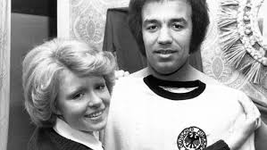 Erwin kostedde war der erste schwarze nationalspieler deutschlands. Kitto On Twitter 1974 War Er Der Erste Dunkelhautige Nationalspieler 1990 Wurde Er Auf Grund Seiner Hautfarbe Unschuldig Verhaftet Und Angeklagt Die Geschichte Des Erwin Kostedde Ein Thread 1 27 Https T Co Lpfmwis5hk
