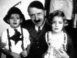 Apresentador comenta sobre a peça que tem, em seu título, a data de seu aniversário: Arquivos Bullying Blog Da Cidadania