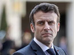 Emmanuel Macron porte une perruque" : face à la rumeur, sa réponse sans  appel