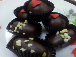 250 gr kurma yg bagus kualitasnya, 100 gr almond utuh, 1/2 sdt butter, 150 gr coklat pekat masak, cairkan, 50 gr coklat milk masak, cairkan masukan ke plastik segitiga. Resepi Ringkas Kuih Raya Biskut Almond London Bahan 150 Biji 250g Mentega 125g Gula Halus 1 Biji Telur 1 Sudu Teh Esen Vanila 50g Serbuk Badam Optional 200g Tepung Jagung 300g Tepung