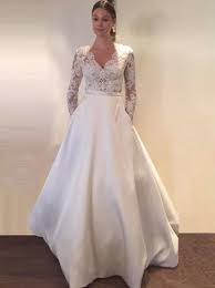 Jubelnde junge braut im brautkleid mit champagnerflasche und brautstrauß isoliert auf weiß. A Linie Scalloped Kante Lange Armel Satin Brautkleid Mit Taschen Spitze Brautkleider 184 99 Simple Dress Com