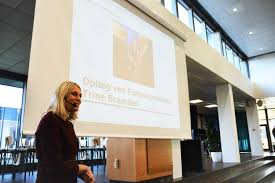 A special appearance by trine bramsen on danish television involves a handsome cowboy, a mysterious bill, as well as a whole. Trine Tilbage Til Rodderne Ugeavisen Dk