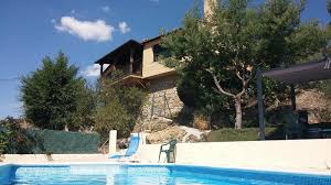 La casa rural se localiza en la población de lozoyuela, dentro de la provincia de madrid. Casa De Alannis Robledo De Chavela Sierra De Madrid Chalet Piscina Privada Alquileres De Vacaciones En Robledo De Chavela Tripadvisor