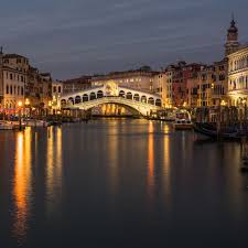 Die brücke führt über den canal grande und hat eine länge von 48 m, eine breite von 22 m und eine durchfahrtshöhe von 7,50 m. Rialtobrucke Venedig Geo