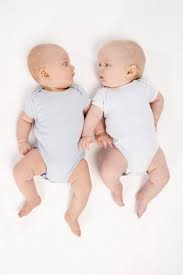 Annoncer la naissance de votre enfant mérite mieux qu'un simple petit texte impersonnel envoyé en mode copier/coller à vos contacts non ? Epingle Sur Gemelos