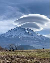 Lenticular clouds around Mount Shasta ...