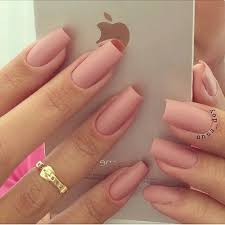 Este 2018 nos trae una excelente propuesta en cuanto a colores de esmaltes para uñas con acrílico cortas, uno de los colores que marcará tendencia es el violeta platinado. Disenos Unas Acrilicas De Colores Disenos De Unas Portizaz