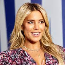 Completely customizable, our white gold wedding bands for women will add just as much sparkle and beauty to your otherwise dazzling engagement ring. Sylvie Meis Uber Das Verhaltnis Von Niclas Castello Und Van Der Vaart Stern De