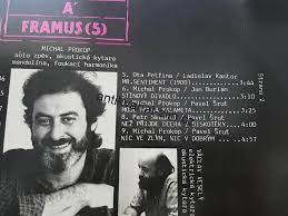 Než přijde dcera z diskotéky nakrájí táta cibuli kolečka citrónu dá na filé útrpně dojí šunkofleky a potom začne defilé od stěny ke stěně a zpátky. Lp Michal Prokop A Framus 5 Antikvariat U Brouku Zlin