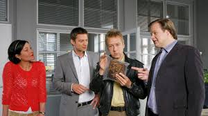 Where to Watch Die Rosenheim-Cops - 第12季 • 第 6 集 - Der Tote in der  Glasvitrine Online - Plex