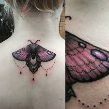 nachtfalter tattoo rucken violett karma ruckentattoo tattoo bedeutungen tatowierungen tattoo rucken