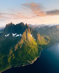 De fleste besøkene til kvænan er på den østre toppen som har merket og har. Saw This Serene Sunset In Senja Norway Oc 5323 6654 Earthporn