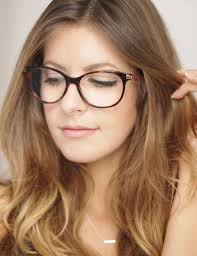 was man beim brillen make up fur kurzsichtigkeit oder weitsichtigkeit beachten sollte oder wie man mascarapatzer auf den bri make up augen mode brillen brille