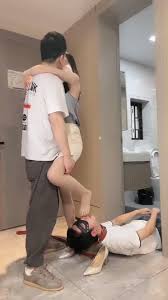 你老婆真棒每日大赛on X: 🔥研究生绿帽王八奴，伺候老婆和绿主接吻绿帽奴只能在老婆的高跟鞋、玉足下舔着脚，还要被绿主和老婆当狗一样羞辱