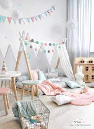 montagnes au mur dans la chambre des filles avec lit de tipi kinderzimmer inspiration bebe toddler rooms baby room decor toddler girl room