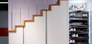 Die schranktreppe, die auf den ausgebauten speicherraum führt, vereint zwei funktionen, die durch den materialkontrast betont werden (natürlich gewachste eiche: Die Schranktreppe Stauraum Bis In Den Letzten Winkel Hafele