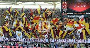 De rossi infatti si è sottoposto a una lunga seduta di trucco per rendersi praticamente irriconoscibile e per vedere, come aveva spesso dichiarato in passato, la sua roma dalla curva sud. Curva Sud Roma Derby Romanews
