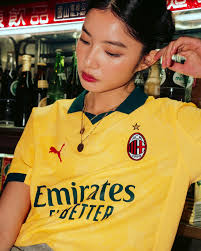 🇮🇹🟡 AC Milan hace oficial su tercera camiseta PUMA Football 2025/26.  Regresa el amarillo como alternativa, acompañado por detalles verdes y una  trama derivada de las iniciales "ACM". Escudo en sus colores