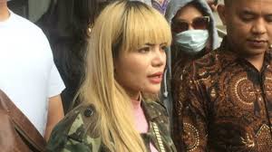 Foto di Atas Ranjang Disebar Bule, Dinar Candy Lapor Polisi